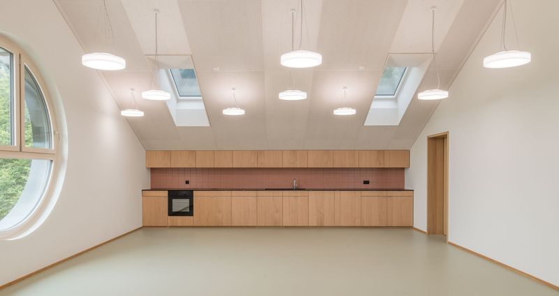 <p>Grosszügiges Lehrpersonenzimmer im Dachraum</p><p>Bild © Simon von Gunten</p>