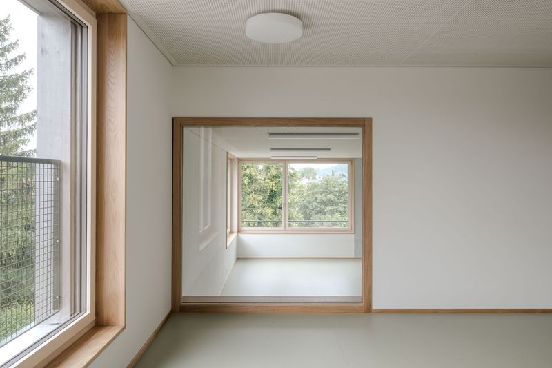 <p>Leicht erhöhter Gruppenraum mit Durchblick ins Klassenzimmer</p><p>Bild © Simon von Gunten</p>