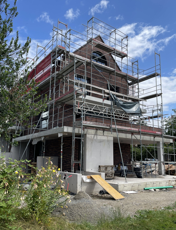 <p>&nbsp;Südfassade mit Balkonterrassen</p>